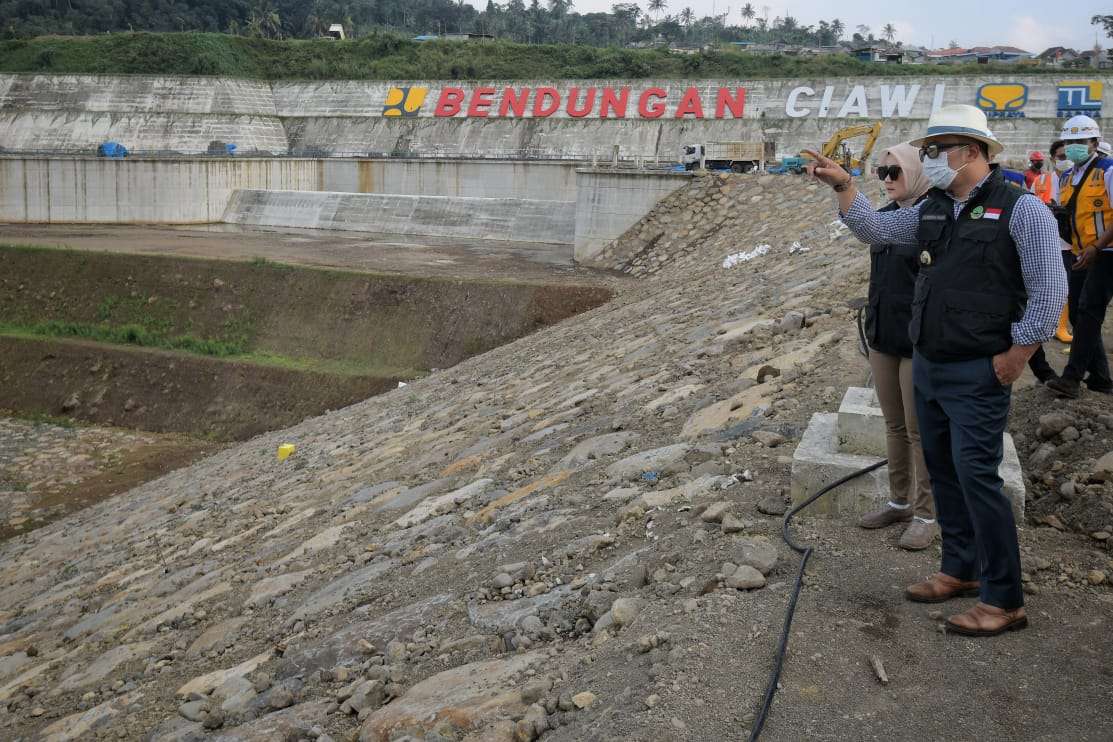 Gubernur Jabar H.M Ridwan Kamil saat mengecek langsung bendungan kering yang berada di Ciawai Kabupaten Bogor .ft istimewa