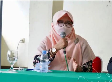 Anggota DPRD Fraksi Partai Keadilan Sejahtera Hj. Sari Sundari. S. Sos. M.M saat kunjungan kerja ke Panti Rehabilitasi Sosial Lanjut Usia di Ciparay Kabupaten Bandung. ft istimewa