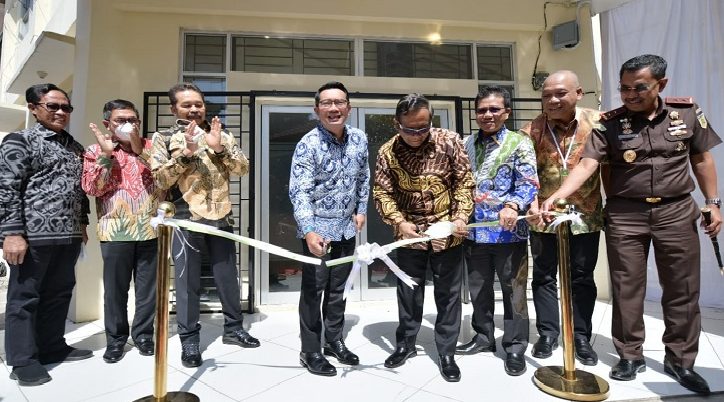 Gubernur Jabar Ridwan Kamil menggunting pita peresmian Balai Rehabilitasi Napza Adhyaksa di Cimaung, Kabupaten Bandung, ft humas Jabar