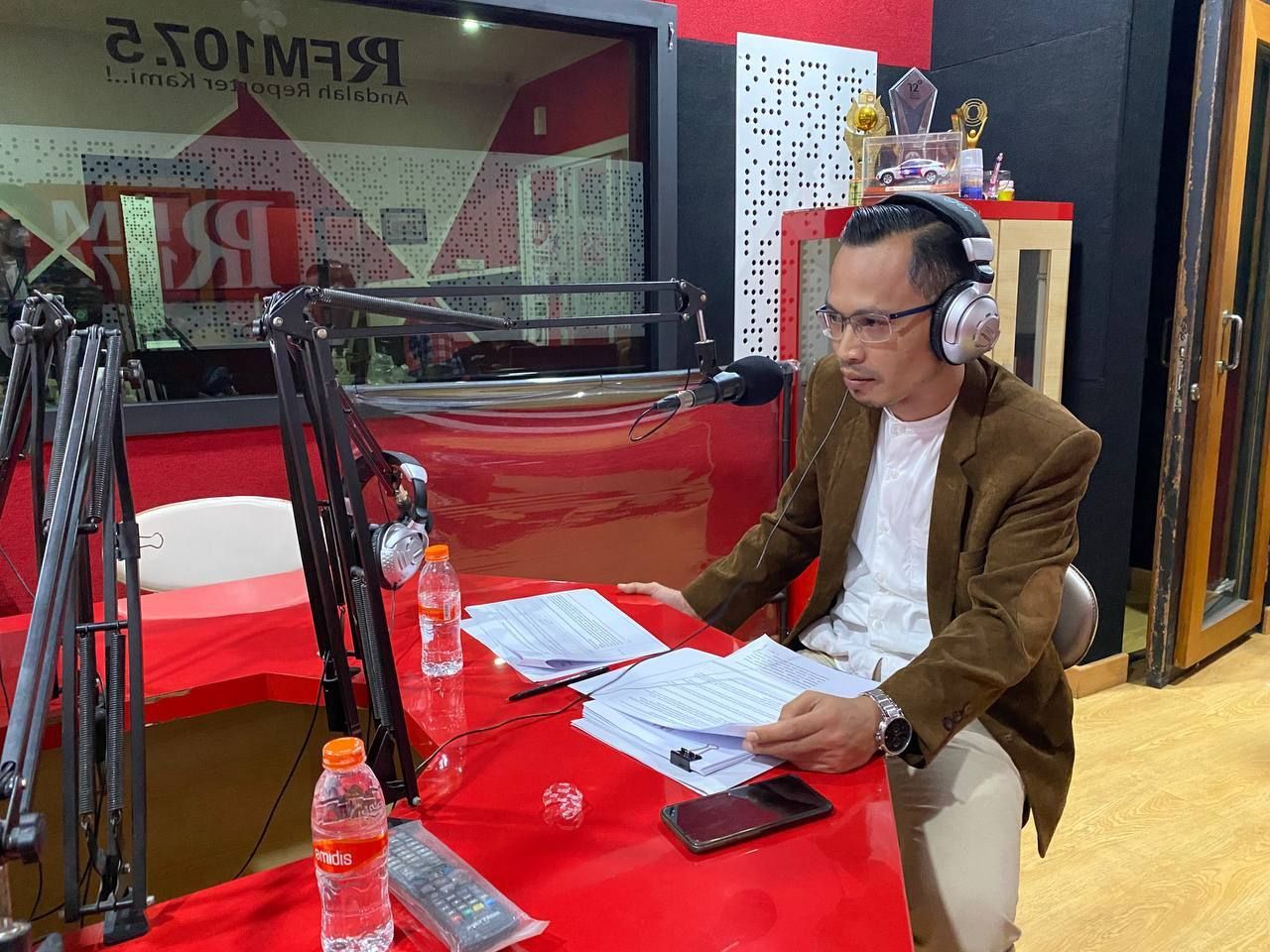 Ketua Pansus 7 DPRD Kota Bandung, Ferry Cahyadi Rismafury, S.H., menjadi narasumber talk show OPSI Radio PRFM , Jum'at lalu. Ft Dok  Humas DPRD Kota Bandung.