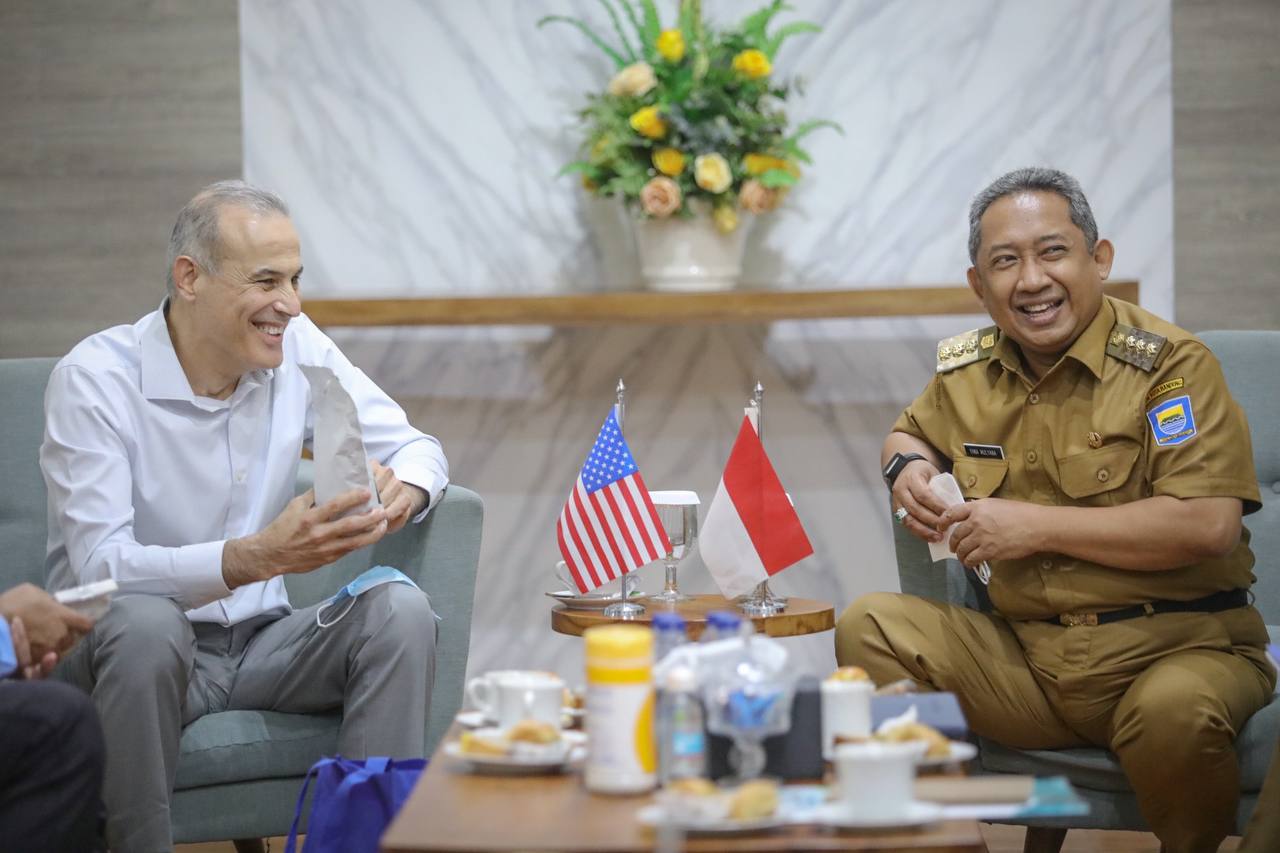 Wali Kota Bandung Yana Mulyana saat menerima kunjungan delegasi dari Texas Amerika Serikat. Ft istimewa
