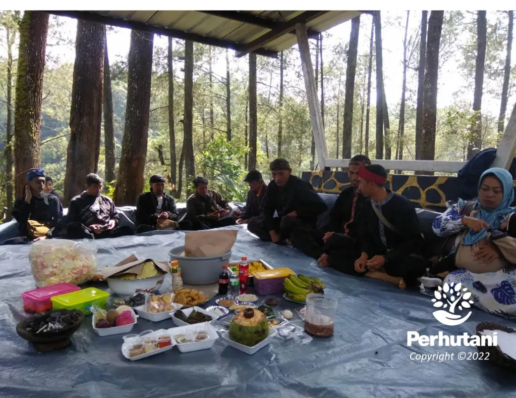 Dalam rangka menyambut Milangkala Wisata Pal 16 yang ke-6, Perhutani Kesatuan Pemangkuan Hutan (KPH) Bandung Utara bersama Lembaga Masyarakat Desa Hutan (LMDH) Giri Makmur menggelar acara do’a bersama dan potong tumpeng. Ft humas Perhutani.