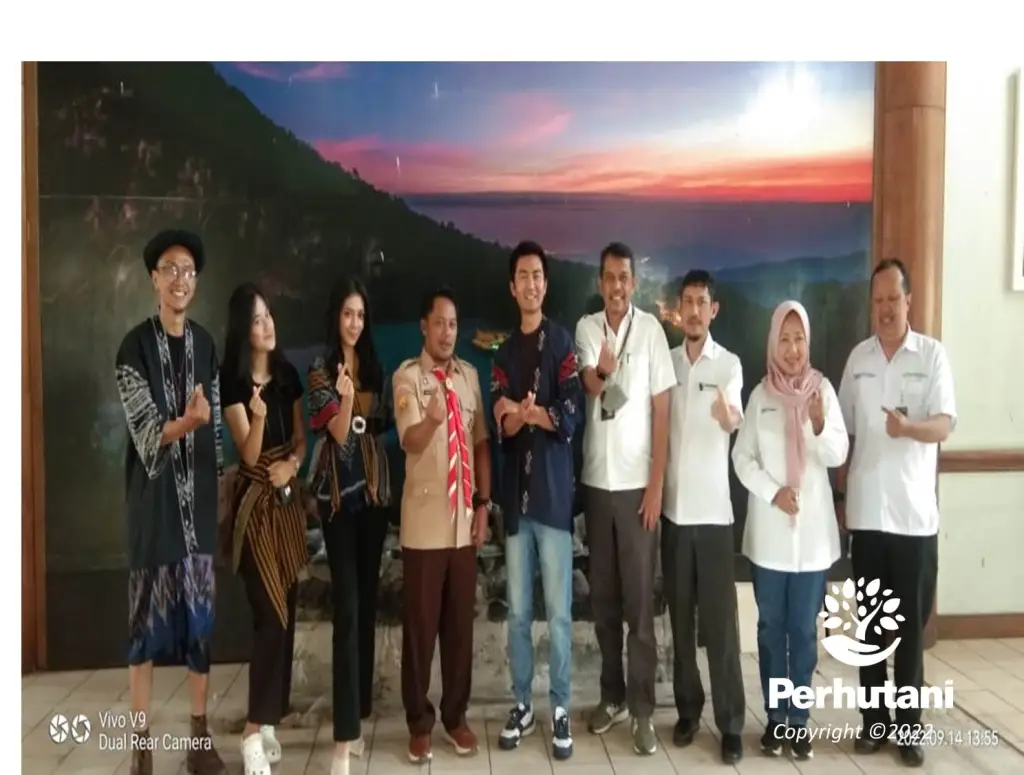 Foto bersama Jajaran Perhutani besama CV. Suvit Nusantara dalam rangka menjalin kerjasama wisata Tangkal Pinus di kawasan hutan Bandung Utara dengan CV Suvit Nusantara, bertempat di Kantor Perhutani Divisi Regional Jawa Barat dan Banten, Rabu (14/09). Ft  dok Humas perhutani