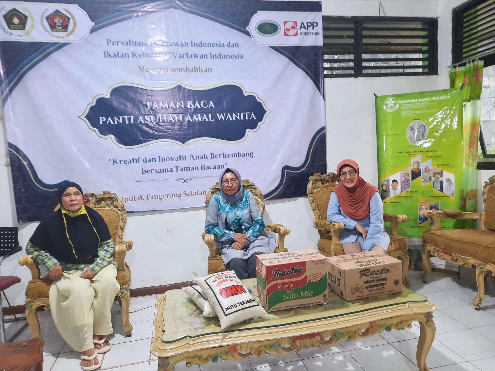 Ikatan Keluarga Wartawan Indonesia (IKWI) Pusat memberikan santunan berupa Sembako ke Panti Asuhan Amal Wanita, di kawasan Ciputat, Tangsel