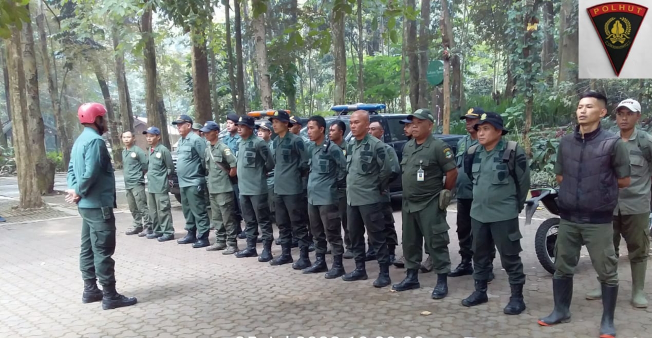 Gelar Pasukan gabungan pengend alian Kebakaran hutan dan lahan serta mengecek persiapan dan kelengkapan APP setiap personil   Anggota Polisi Kehutanan Perhutani, dan Dinas Kehutanan. Ft Humas.