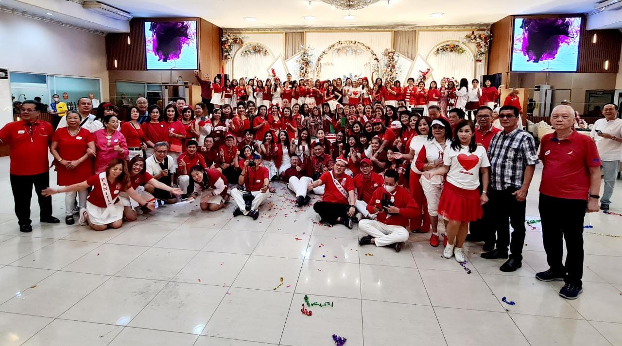 Foto bersama Komunitas The Famous Club, saat merayakan peringatan Hari Kemerdekaan ke 78 Republik Indonesia di  Restoran Grand Hwa Yen, Jakarta Barat, yang dihadiri ratusan peserta, Kamis (17/8) malam. ft Yoga.