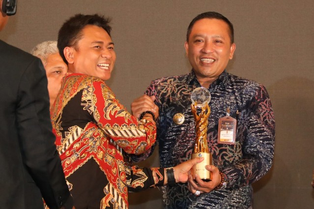  Bupati Sampang H. Slamet Junaidi, saat menerima penghargaan Bhumandala Award Tahun 2023 Inovasi Pemabunfaatan Geospasial Kategori Kanaka atau Emas dari Badan Informasi Geospasial di Ballroom Kartika Plaza Hotel, Bali, Senin (6/11/2023). Ft  ist.