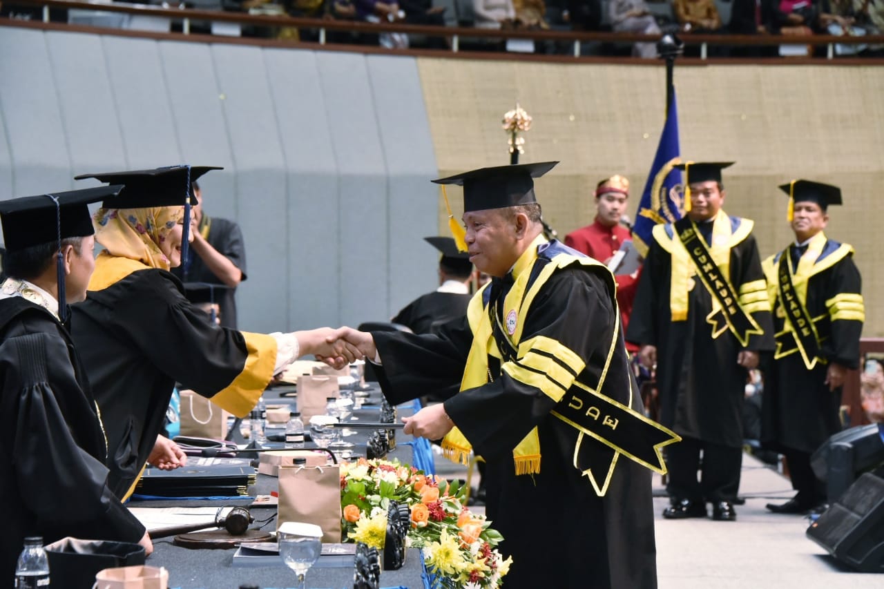 Kepala Bakamla RI Laksdya TNI Dr. Irvansyah, S.H., M.Tr.Opsla., dalam acara Wisuda Universitas Trisakti Semester Genap Tahun Ajaran (TA) 2022/2023. ft dok Eky.