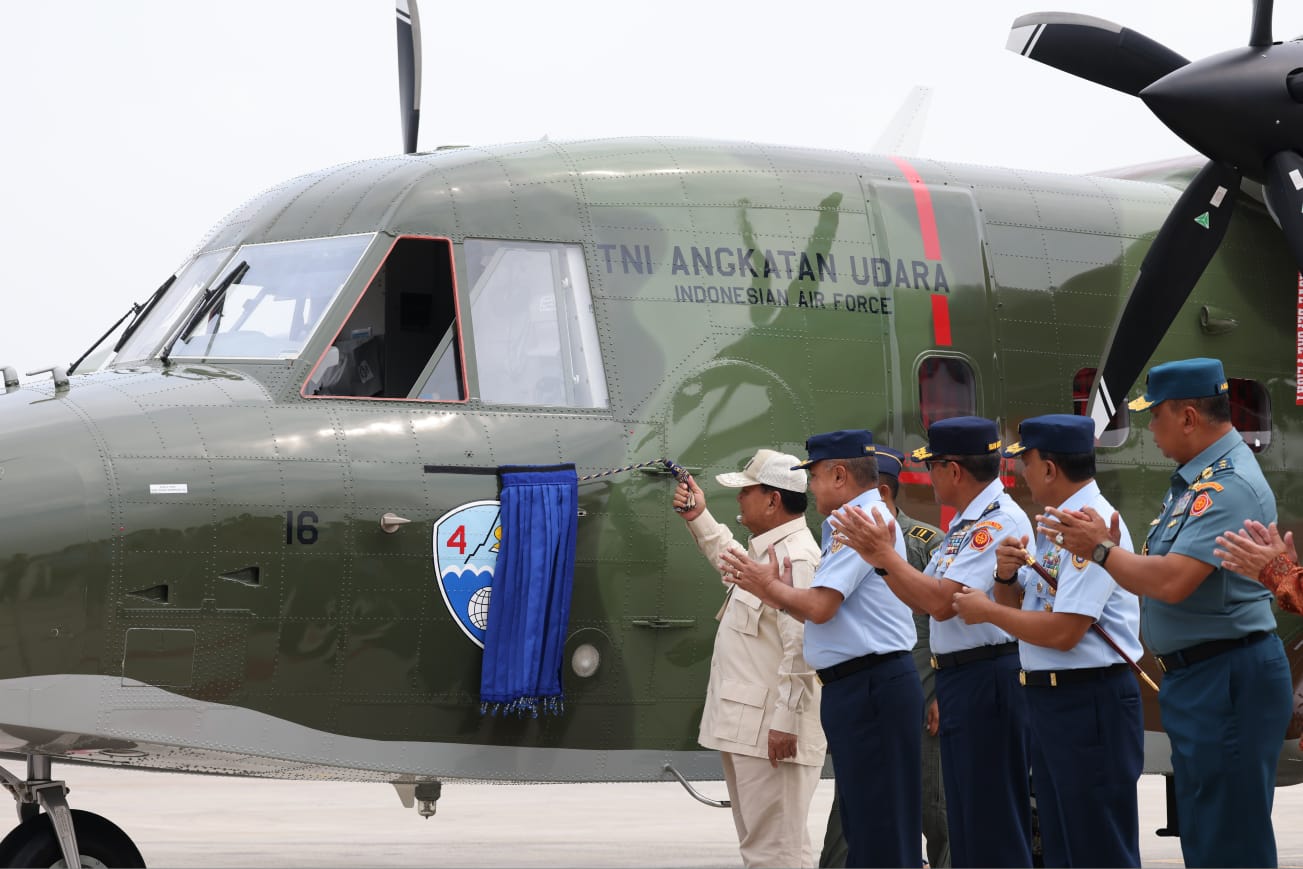 
Jakarta - Menteri Pertahanan RI Prabowo Subianto, ketika  menyerahkan 5 (lima) unit pesawat NC-212i kepada TNI Angkatan Udara di Lanud Halim Perdanakusuma pada hari Selasa (12/12/2023). ft Eky.
