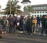 Puluhan mahasiswa yang tergabung dalam BEM PTNU se-Nusantara meminta pemakzulan Presiden RI Joko Widodo. Aksi tersebut dilakukan di depan Gedung Sate, Kota Bandung. Koordinator BEM PTNU wilayah Jawa Barat.