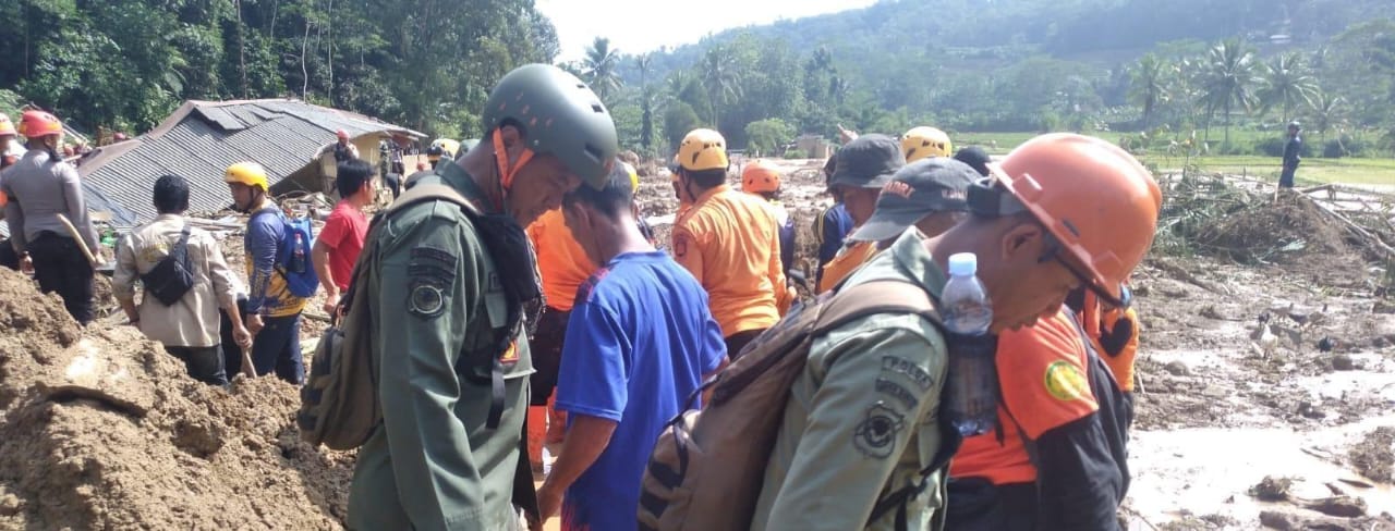 Perum Perhutani Kesatuan Pemangkuan Hutan (KPH) Bandung Utara kerahkan personil Polisi Kehutanan ( Polhut) pada bencana longsor di wilayah Dusun Cipondok, Desa Pasanggrahan, Kecamatan Kasomalang Kabupaten Subang, pada hari Minggu (07/01).