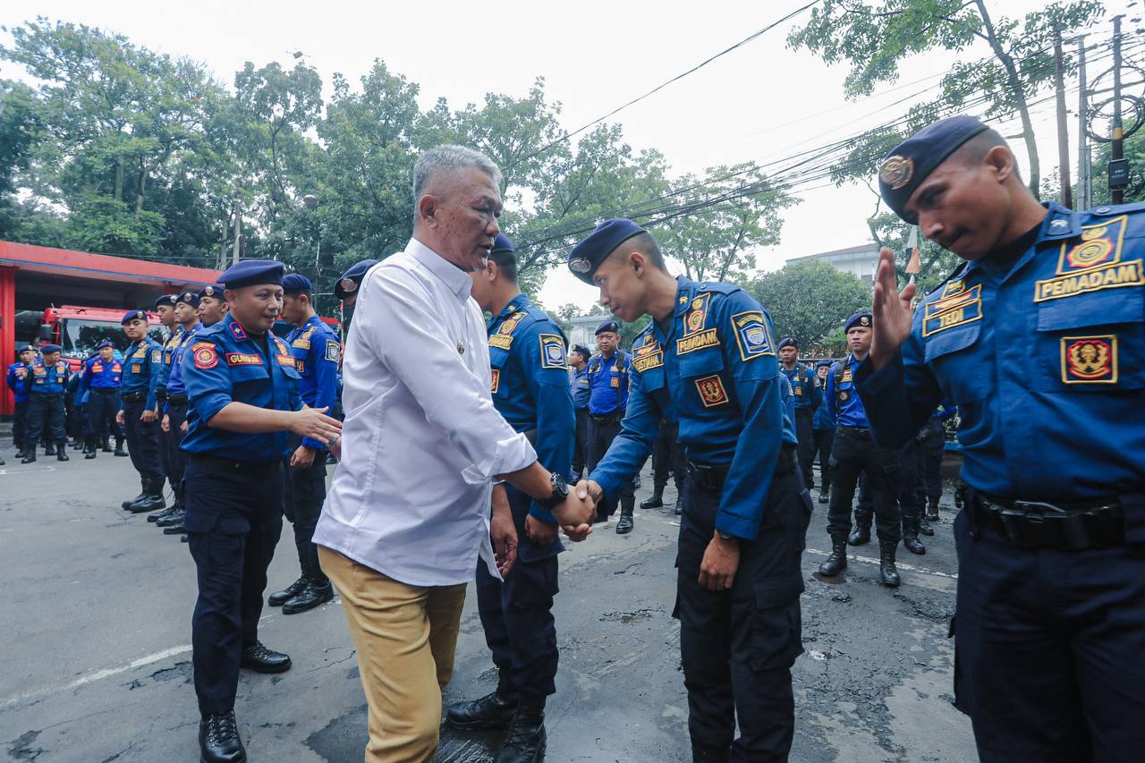 PJ Wali Kota Bandung bersama Tim Damkar Kota Bandung