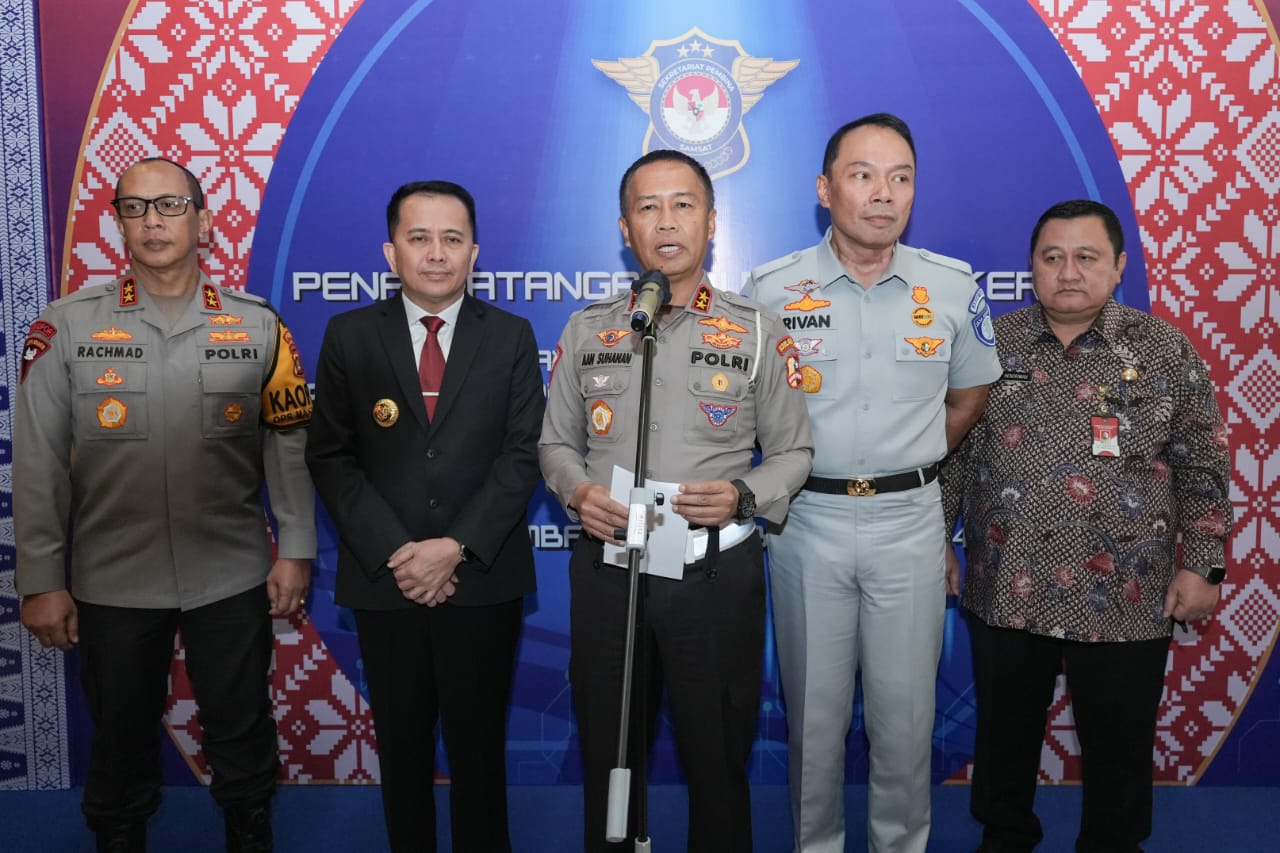 Kepala Korps Lalu Lintas (Kakorlantas) Polri Irjen Pol Aan Suhanan bersama PJ Gubernur Sumsel Agus Fatoni dan Direktur Utama PT Jasa Raharja Rivan Achmad Purwantono saat menghadiri Rapat Koordinasi Tim Pembina Samsat Nasional, di hotel Arista, Palembang, Sumatera Selatan, Kamis (22/2/2024).