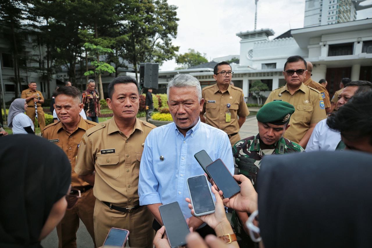 Wali Kot Bandung, Bambang Tirtoyuliono mengimbau warga Kota Bandung lebih teliti dan cermat mengonsumsi berita Hoaks saat ia sampaikan pada Selasa, (6/2/2024).