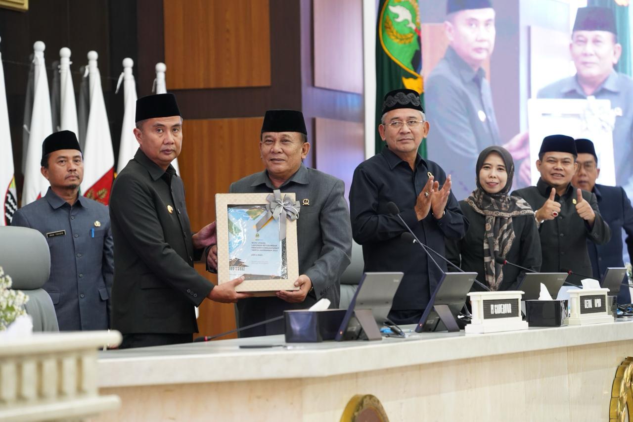  Ketua DPRD Provinsi Jawa Barat Taufik Hidayat saat memimpin Rapat Paripurna dengan agenda penyampaian nota pengantar gubernur terhadap usulan dua rancangan peraturan daerah (Ranperda), yang bertempat di Kota Bandung, Kamis (28/3/2024).