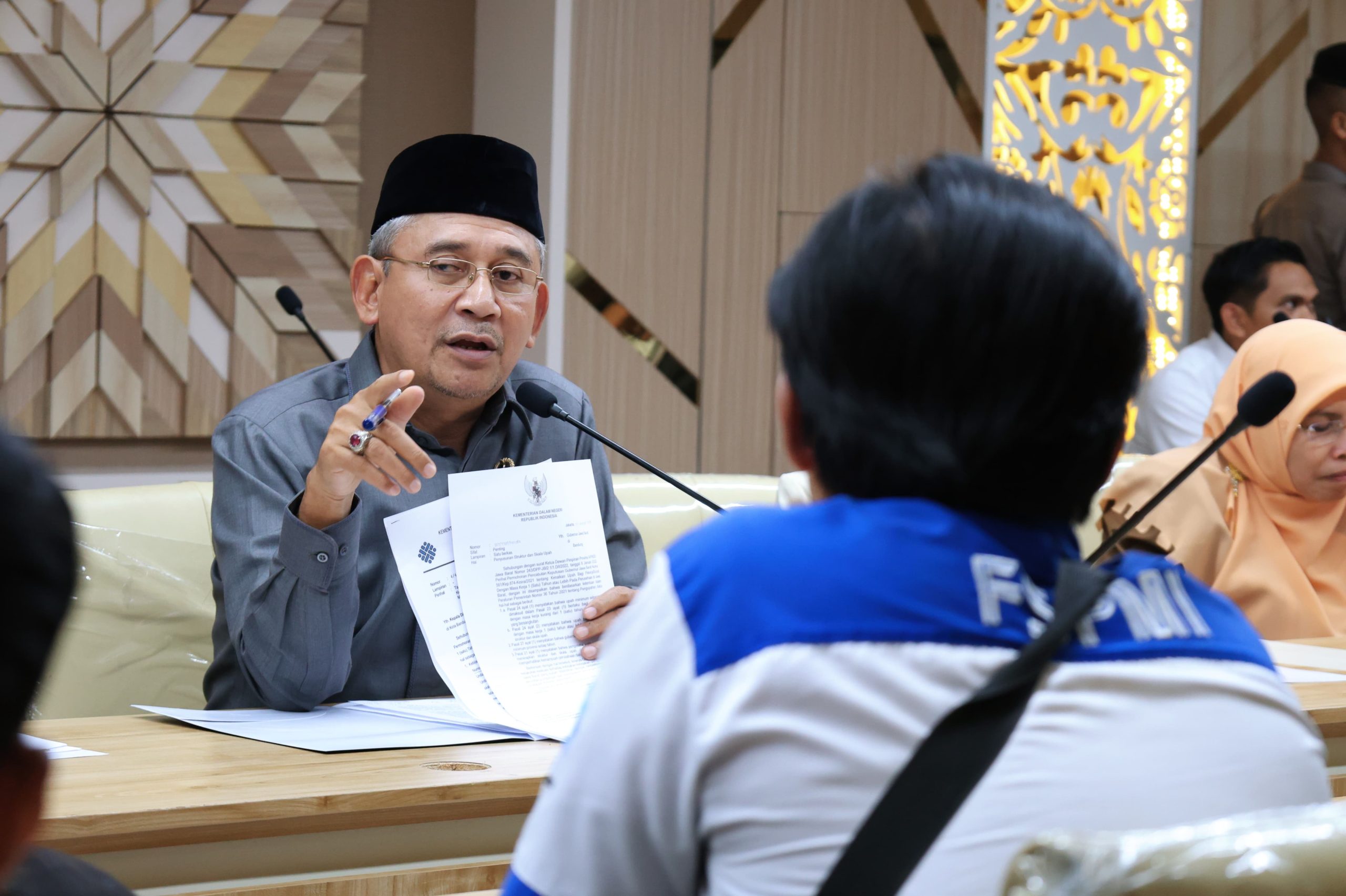 Wakil Ketua DPRD Provinsi Jawa Barat Achmad Ru’yat saat memimpin audiensi bersama serikat buruh Jabar, yang bertempat di ruang Komisi V DPRD Jabar, Kota Bandung, Kamis, (21/3/2024).