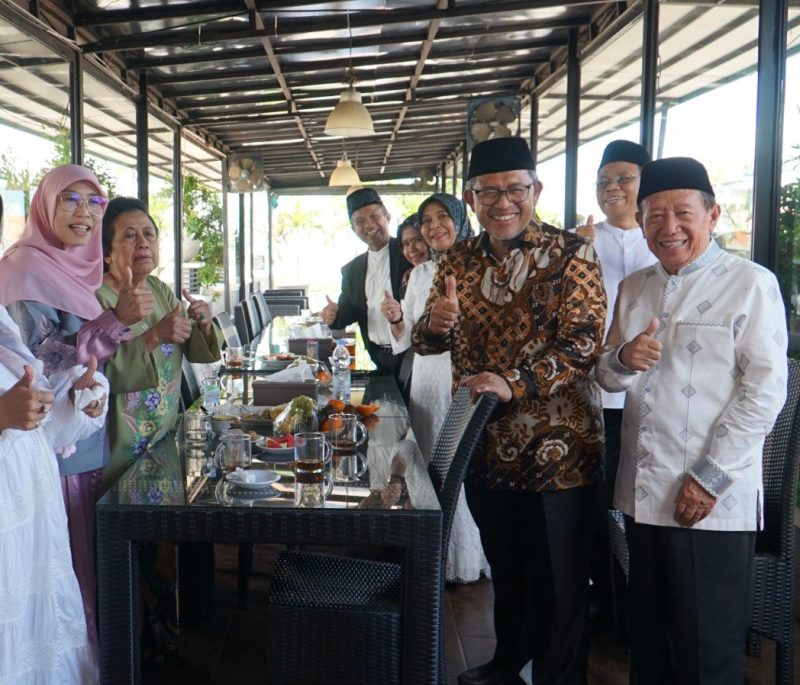 Foto bersama tampak Kang Aher saat Ramah tamah bersama pengurus Paguyuban Pasundan Dengan Para Sesepuh Jabar lainnya sebagai tamu Halal Bihalal  yang di gelar di lantai 5 Aula Mandalasaba dr. Djoendjoenan, Pascasarjana Unpas, Jl. Sumatra No.41