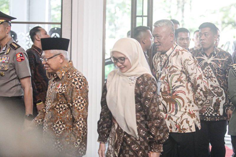 Wakil Presiden Ma’ruf Amin bersama istri, Wury Estu Handayani Ma’ruf Amin di Hotel Pullman Selasa 23 April 2024, disambut oleh Penjabat Wali Kota Bandung, Bambang Tirtoyuliono, pada Selasa, (23/4/2024).