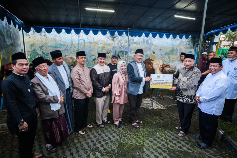 Pj Wali Kota Bandung, Bambang Tirtoyuliono umat muslim dapat meneladani Nabi Ibrahim AS. Warga Kota Bandung harus ikhlas dan sabar. usai Salat Iduladha, di Masjid Agung Al Ukhuwah, Senin 17 Juni 2024.