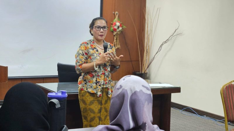 Dosen ekonomi pariwisata dari STEBI  Umi Khulsum Ph.D, saat  memberikan kuliah umum di Universiti Teknologi MARA di Pulau Penang, Malaysia, Senin, 10 Juni 2024.