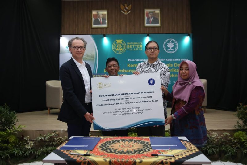 Regal Springs Indonesia (PT Aqua Farm Nusantara) bersama Fakultas Perikanan dan Ilmu Kelautan Institut Pertanian (FPIK) Bogor (IPB) saat  penandatangan Perjanjian Kerjasama Induk (Master Cooperation Agreement) di IPB pada Rabu (12/06). 