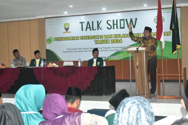 Pj. Bupati Yudia Ramli saat membuka acara talkshow yang digelar Dewan Masjid Indonesia (DMI) di Aula Islamic Center Sumedang, Selasa (11/6/2024).