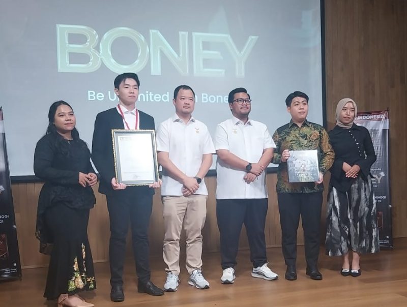 Wakil Direktur Museum Rekor Indonesia (MURI) Osmar Semesta Susilo usai menyerahkan  
Penghargaan Chief Marketing Officer Boney, Harry Adhyatna, di kantor MURI, Jl. Gading Kirana Tim. No.22, Kelapa Gading Barat, Jakarta Utara, Jumat (26/7/24).