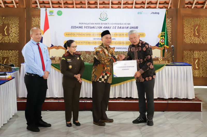 Pj Wali Kota Bandung, Bambang Tirtoyuliono bersama perwakilan Pengadilan Agama Kota Bandung dan Kepala Kejaksaan Tinggi Jawa Barat, Katarina Endang Sarwestri, saat menggelar pelaksanaan sidang perwalian anak di Pendopo, Kota Bandung, Kamis, 18 Juli 2024.