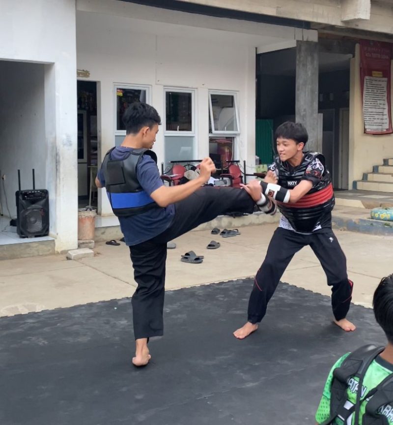  Para Pesilat Cakrabuana Putra Padjajaran Bandung, saat jalani lathan jelang bertanding dalam Kejuaraan Pencak Silat Bandung Open Tournamen 2024, pada 6-10 Agustus 2024 Mendatang. 