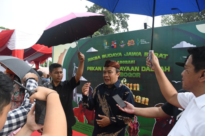 Wakil Ketua DPRD Provinsi Jawa Barat Iwan Suryawan usai menghadiri Kegiatan Riksa Budaya di Alun-Alun Kota Bogor. Rabu, (11/12/24).