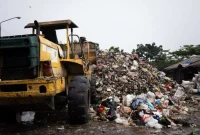 Tumpukan sampah di Pasar Caringin yang berpotensi cemari lingkungan dan berdampak pada omzet.