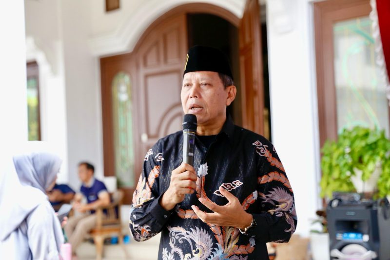 Anggota DPRD Provinsi Jawa Barat Daerah Pemilihan XII (Kota/ Kabupaten Cirebon dan Kabupaten Indramayu) Drs Daddy Rohanady saat melaksanakan kegiatan Penyebarluasan Peraturan Daerah di Balai Desa Cikancas, Kecamatan Cibeber, Kabupaten Cirebon, Senin (17/2/2025).