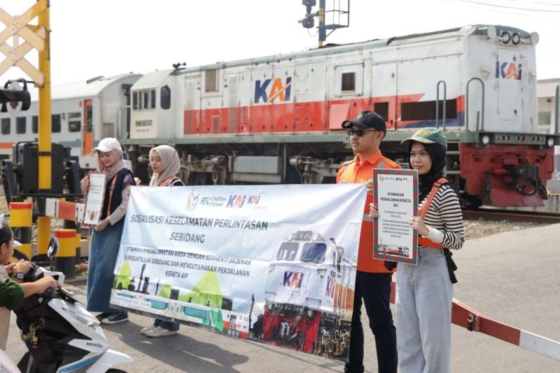 Daerah Operasi 2 Bandung saat melakukan sosialisasi dan patroli di area rawan pelanggaran untuk meningkatkan kesadaran masyarakat akan bahaya di jalur re, Senin (10/2/2025).