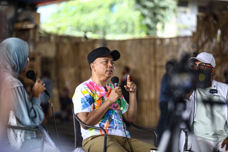 Pj Wali Kota Bandung, A. Koswara saat menyampaikan terkait  penanganan masalah kemacetan di Kota Bandung, di kolong fly over Pasupati pada Senin, (3/2/2025).