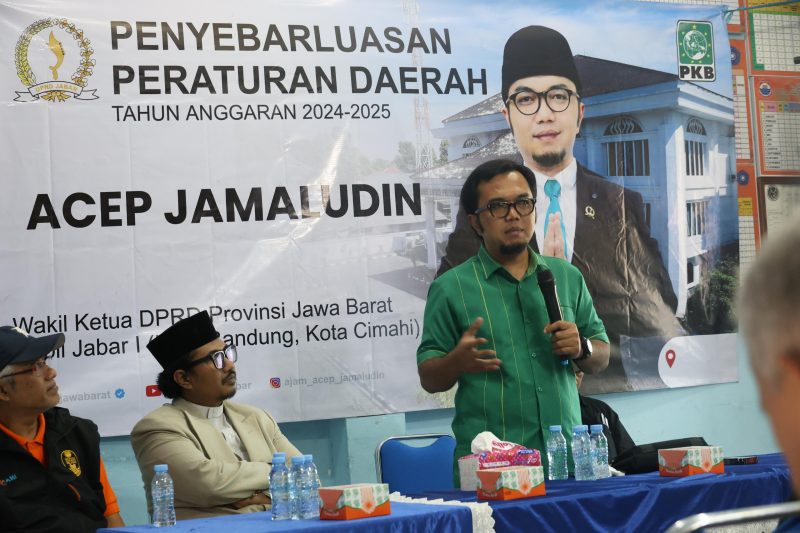 Wakil Ketua DPRD Jawa Barat Acep Jamaludin saat kegiatan Sosialisasi Perda di Kelurahan Melong, Kecamatan Cimahi Selatan, Kota Cimahi pada Sabtu, 15 Februari 2025.