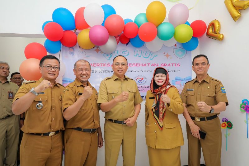 Kepala Dinas Kesehatan Kota Bandung, Anhar Hadian bersama Pj Wali Kota Bandung A. Koswara saat peresmian Program Pemeriksaan Kesehatan Gratis di Pustu Sukahaji Kecamatan Babakan Ciparay, Selasa (4/2/2025).