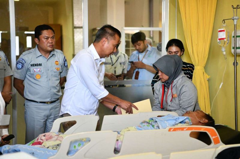 Gubernur Jawa Barat Bey Machmudin saat menjenguk korban kecelakaan beruntun di Rumah Sakit Umum Daerah (RSUD) Ciawi, Kabupaten Bogor, Rabu (5/2/2025).