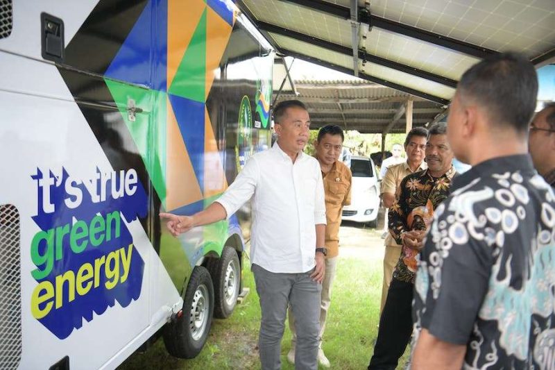 Pj Gubernur Jawa Barat Bey Machmudin saat meninjau Mobile Cold Storage Solar Powered di Desa Blanakan, Senin (3/2/2025). 