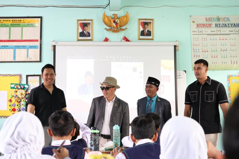 Ketua DPRD Provinsi Jawa Barat, Dr. H. Buky Wibawa, M.Si, bersama Wakil Bupati Bandung Terpilih, Ali Syakieb, menghadiri acara Tasyakur Dapur Makan Bergizi di SPPG Desa Cipagalo Kecamatan Bojongsoang,Kabupaten Bandung, Senin (17/2/2025).