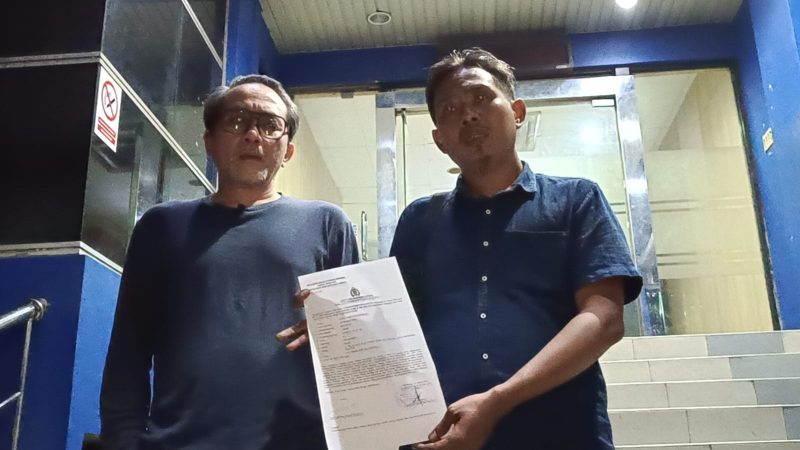 Anak bungsu dari mendiang Yon Koeswoyo, David Koeswoyo bersama pengacaranya Askhar Wijaya Subiyanto, S.H. saat resmi melaporkan BA serta pihak terkait ke Polda Metro Jaya.