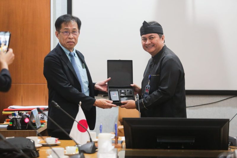 Pj Sekretaris Daerah Kota Bandung, Iskandar Zulkarnain saat menerima kunjungan delegasi Kota Hamamatsu, Jepang, di Ruang Tata Praja Balai Kota Bandung, Kamis (6/2/2025)