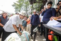 Wakil Wali Kota Bandung, Erwin, saat meninjau pengolahan sampah di Pasar Kosambi, beberapa hari lalu.