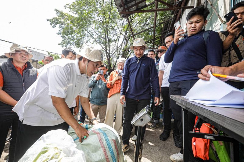 Wakil Wali Kota Bandung, Erwin, saat meninjau pengolahan sampah di Pasar Kosambi, beberapa hari lalu.