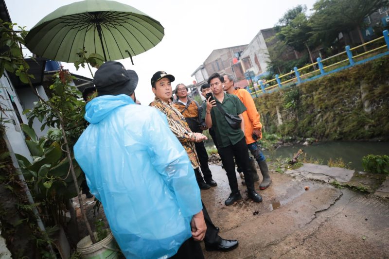 Wakil Wali Kota Bandung, Erwin  saat meninjau lokasi longsor di Jalan H. Basuki III, Kelurahan Binong, Kecamatan Batununggal, Rabu, (26/2/2025).