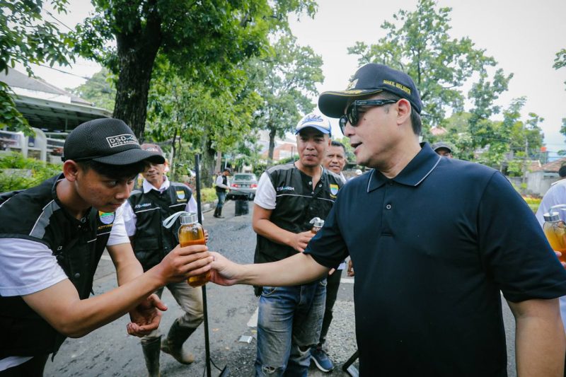 Wakil Wali Kota Bandung, Erwin saat membuka program perbaikan jalan. Jalan Nyland sebagai langkah awal dalam penanganan infrastruktur jalan di Kota Bandung, Rabu, (26/2/2025).