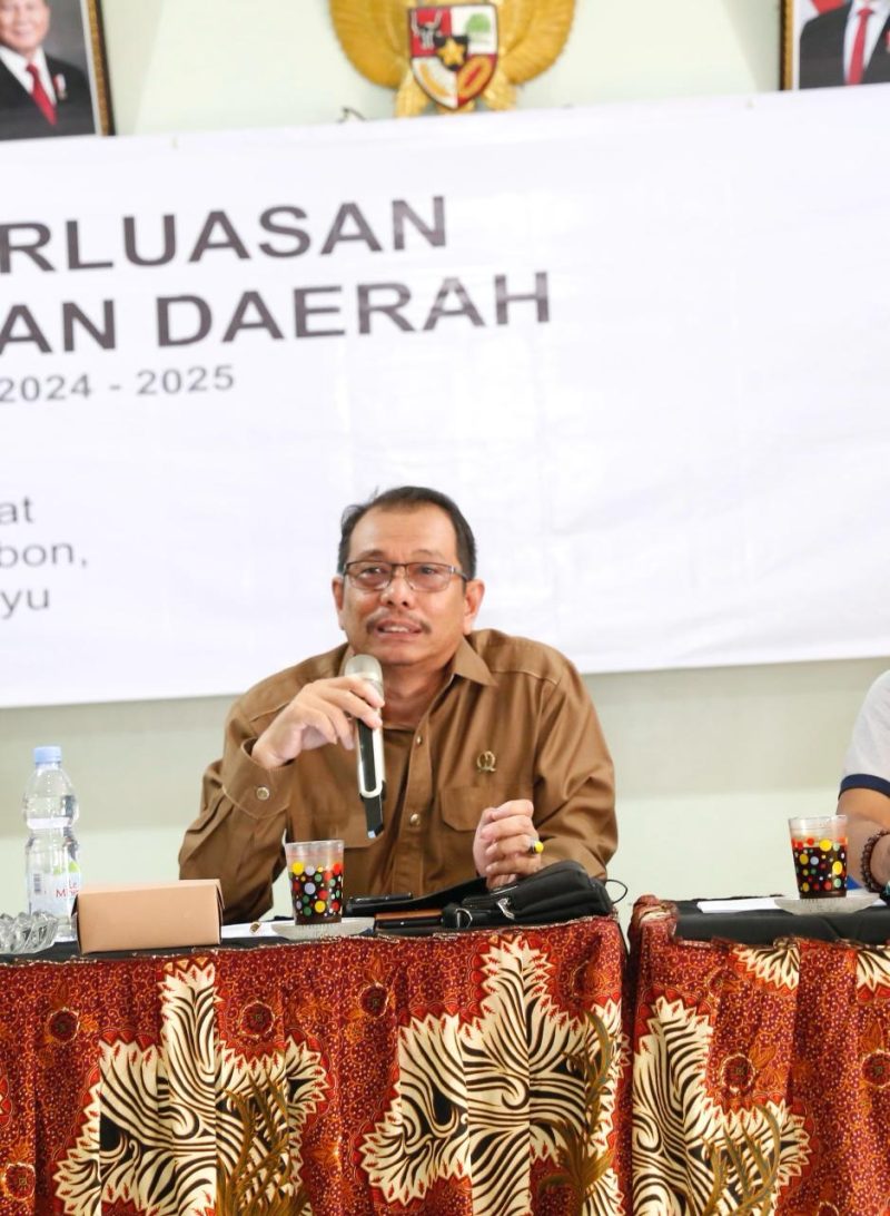 Anggota DPRD Provinsi Jawa Barat Daerah Pemilihan XII (Kota/ Kabupaten Cirebon dan Kabupaten Indramayu) H.Taufik Hidayat.S.H di  di Gedung Serba Guna Desa Ujung Garis, Kecamatan Widasari, Kabupaten Indramayu, Jumat (14/2/2025).