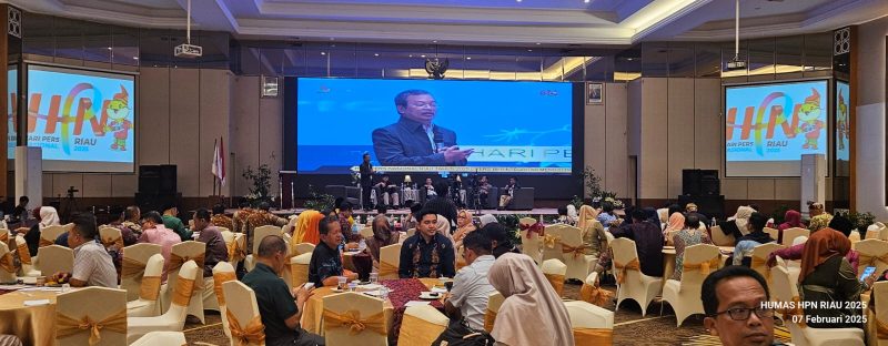 Ketua Forum Pemred SMSI, Dar Edi Yoga, saat menjadi pembicara pada peringatan HPN Riau 2025, Jumat (7/2/2025). 