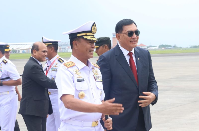 Panglima Komando Armada Republik Indonesia (Pangkoarmada RI) Laksamana Madya TNI Dr, Denih Hewndrata, S.E., M.M., saat menyambut kedatangan Menteri Pertahanan Republik Indonesia (Menhan RI) Sjafrie Sjamsoeddin di Denpasar Bali, Senin (17/2/2025).