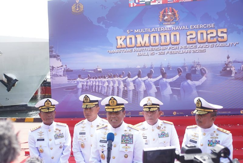 Panglima Komando Armada Republik Indonesia (Pangkoarmada RI) Laksamana Madya TNI Dr. Denih Hendrata, S.E., M.M., CHRMP., menghadiri upacara pembukaan 5 th Multilateral Naval Exercise Komodo (MNEK) tahun 2025 di Benoa  Bali, , Minggu (16/2.2025).