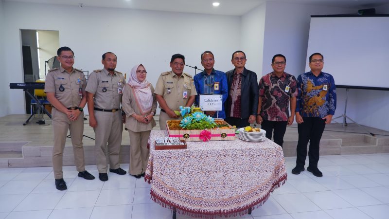 KPP Pratama Jakarta Kalideres usai memberikan penghargaan kepada Lurah Semanan dan Lurah Kalideres atas pencapaian tertinggi penerimaan pajak dan kepatuhan pelaporan SPT Tahunan, Selasa (11/2/2025).